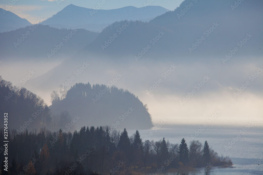 Mondsee - Landschaft mit Nebel über dem See