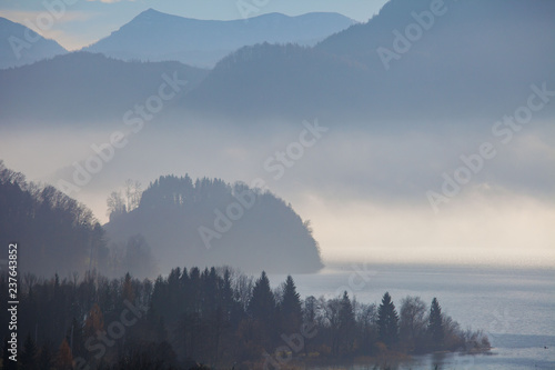 Mondsee - Landschaft mit Nebel über dem See