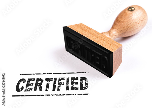 Text "Certified" auf weißes Blatt gestempelt.