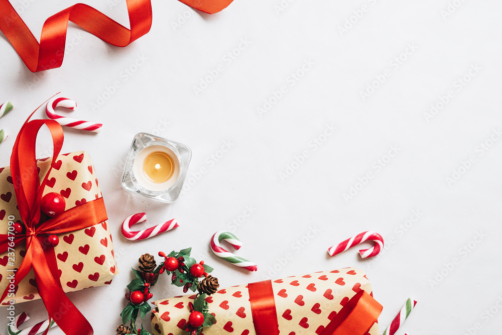 Obraz premium Christmas composition. Gifts, red decorations on white background. Christmas, winter, new year concept. Flat lay, top view with copy space