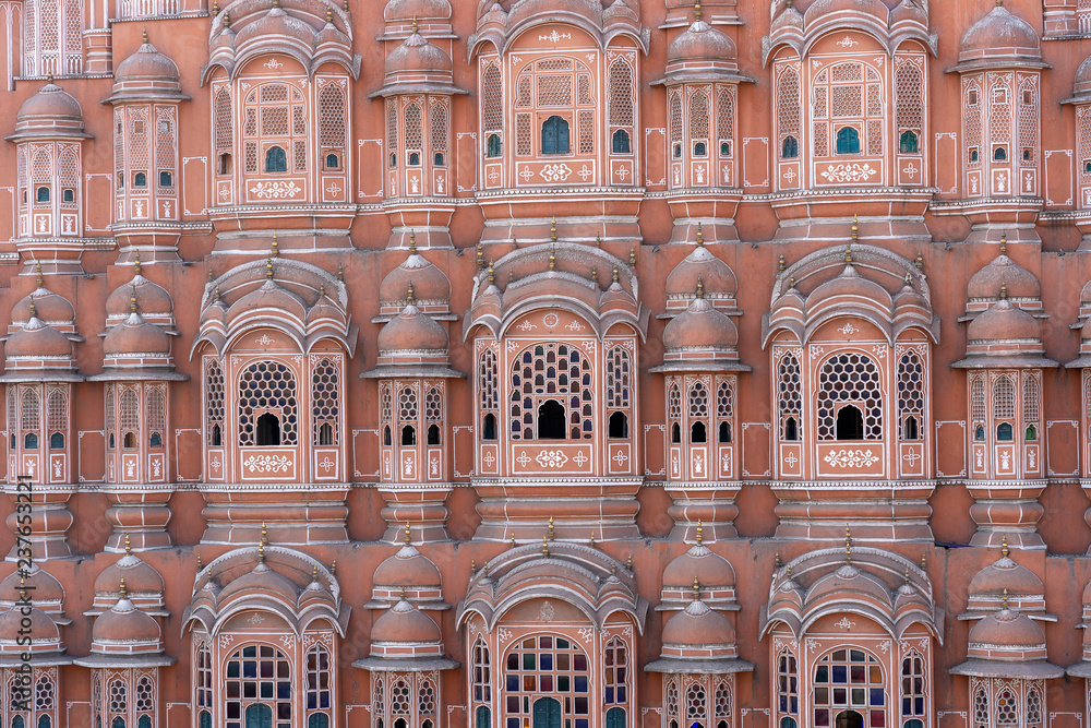 Obraz premium Hawa Mahal, pink palace of winds in old city Jaipur, Rajasthan, India