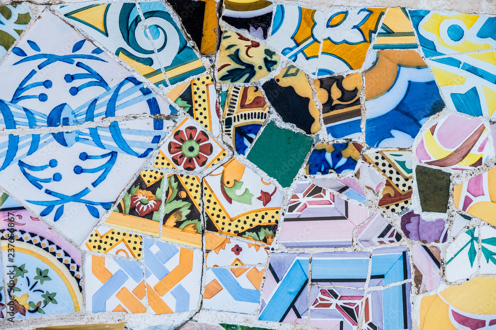 Carrelage mosaïque au parc Güell Barcelone, arrière plan coloré