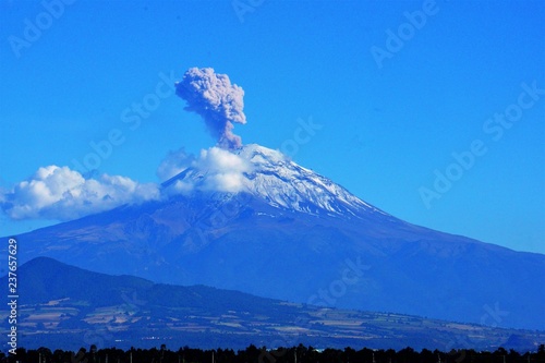 volcán popocatepetl nevado emitiendo fumarola de ceniza y lava en méxico