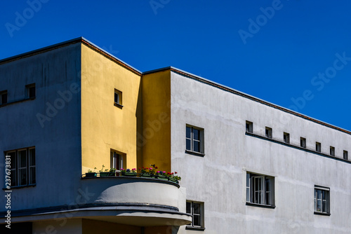 Vom der Bauhaus-Moderne beeinflusst: Fassadengestaltung an einem Eckhaus der Siedlung "Freie Scholle" in Berlin-Tegel