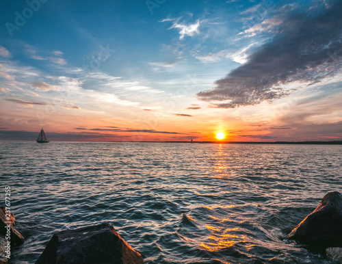 Εκτύπωση καμβά The sailboat sails under the setting sun