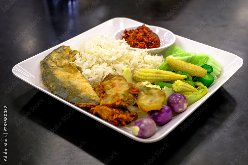 Rice mackerel Thai food Vegetables include eggplant, eggplant, zucchini, cucumber and Sesbania.