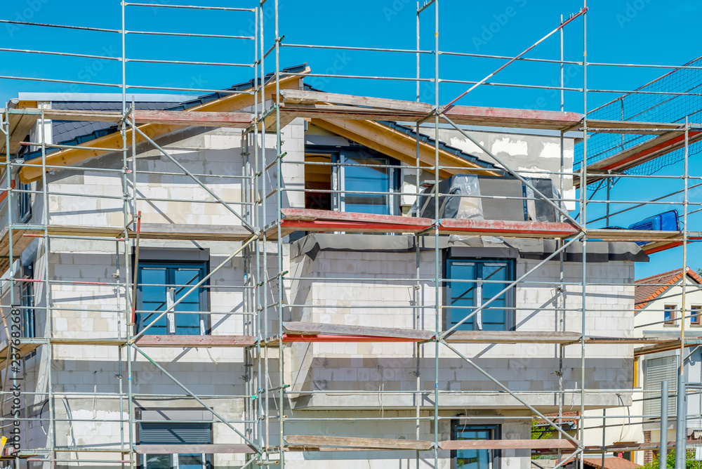 Einfamilienhaus im Rohbau, Bauarbeiten am Haus Einfamilienhaus im Rohbau, Bauarbeiten am Haus