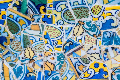 Carrelage mosaïque au parc Güell Barcelone, arrière plan coloré