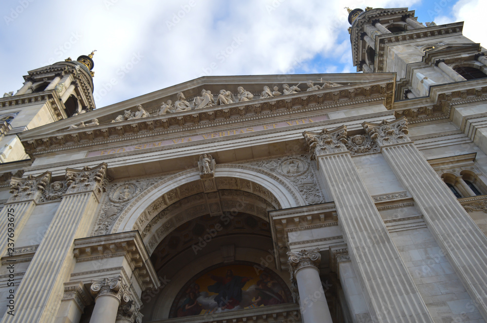 Obraz premium St. Stephen's Basilica (Szent Istvan Bazilika) in Budapest on December 29, 2017.
