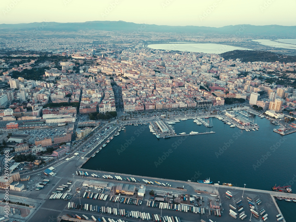 Obraz premium サルデーニャ島のカリアリ港の港湾風景