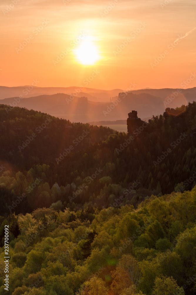 Morgendlicher Blick vom Gohrischstein auf große und kleine Hunskirche (Wetterfahnenaussicht) / Morning view from the top of Gohrisch table hill in Saxon Switzerland Morgendlicher Blick vom Gohrischstein auf große und kleine Hunskirche (Wetterfahnenaussicht) / Morning view from the top of Gohrisch table hill in Saxon Switzerland