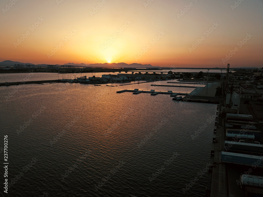 サルデーニャ島のカリアリ港の夕陽