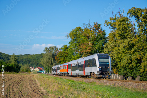 Pociąg pasażerski z nadmorskich miejscowości wraca w kierunku stacji macierzystej