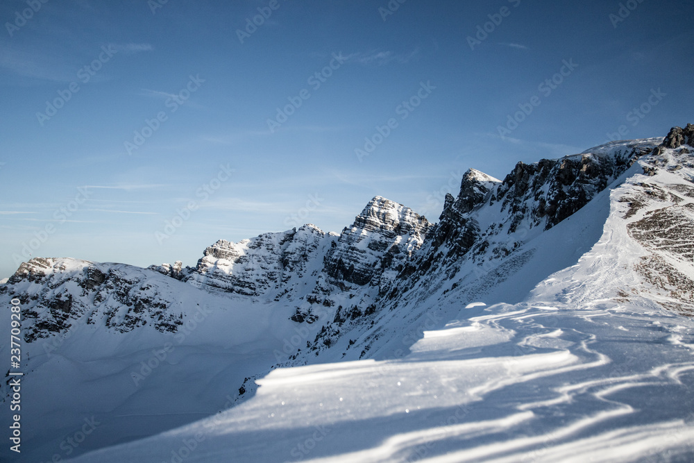 Blick auf einen Grad und schneebedeckte Berge in Tirol