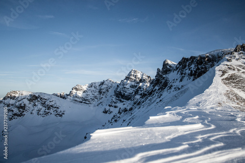 Blick auf einen Grad und schneebedeckte Berge in Tirol © eric