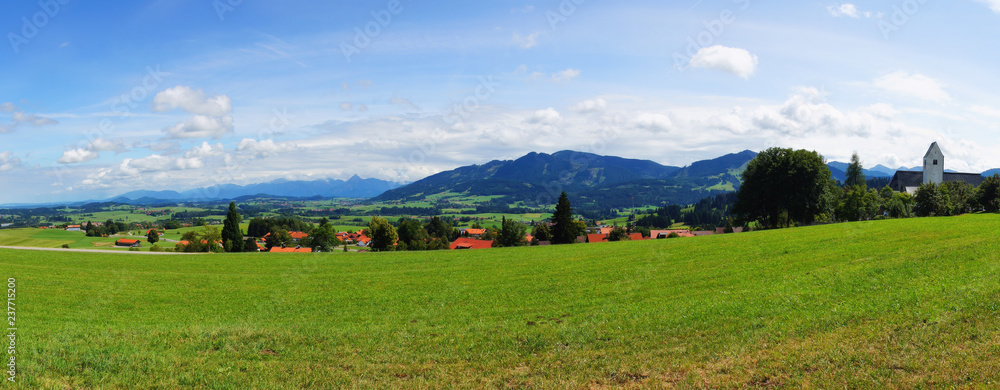 Blick von Oy Mittelberg auf das sommerliche Alpenvorland bei Füssen Panorama
