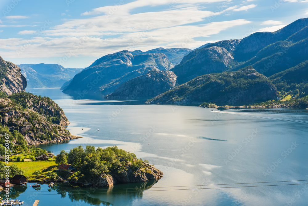 Fototapeta premium Norweski fiord i góry latem Lysefjord, Norwegia