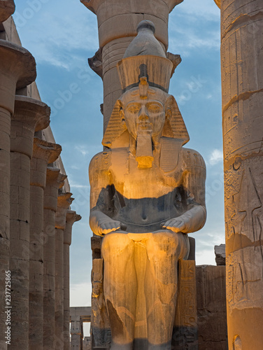 Foto Large statue of Ramses 2nd at Luxor Temple