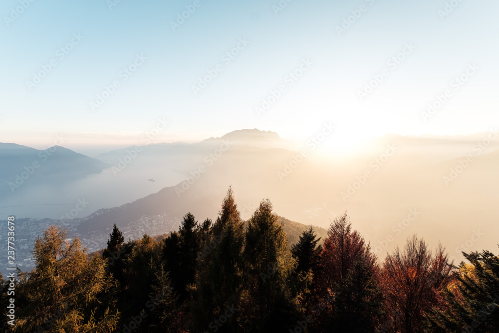 Blick von der Cardada über Locarno, Ascona und den Lago Maggiore, Tessin, Schweiz.