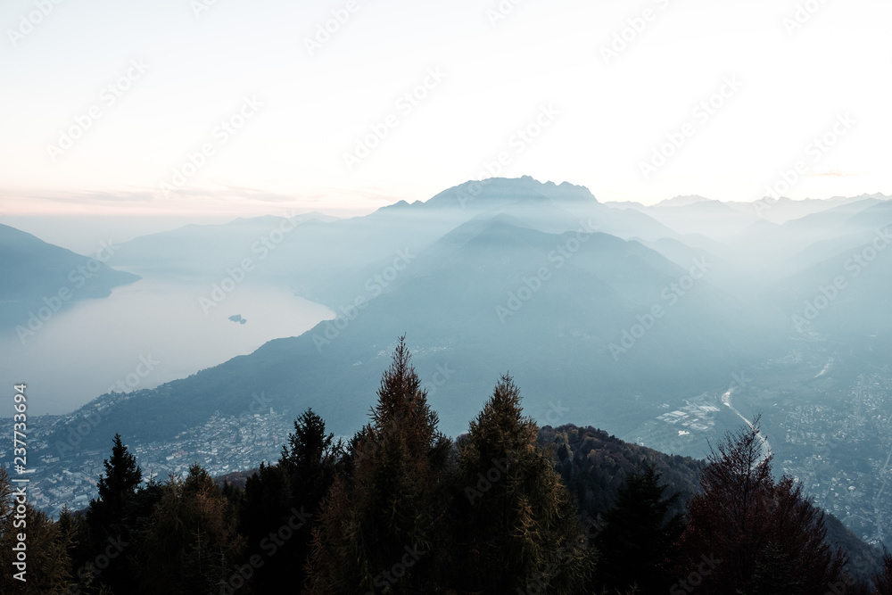Blick von der Cardada über Locarno, Ascona und den Lago Maggiore, Tessin, Schweiz.