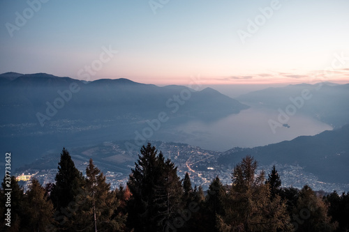 Aussicht vom Berg Cardada über Locarno, Ascona und den Lago Maggiore, Tessin, Schweiz.