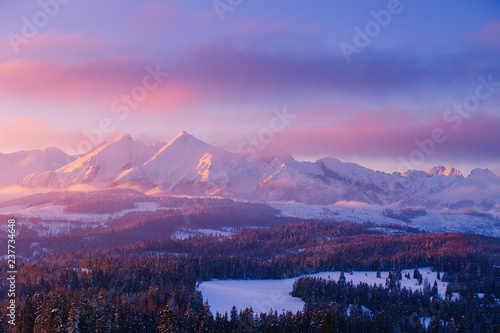 Fototapeta Naklejka Na Ścianę i Meble -  Snowy mountain summits