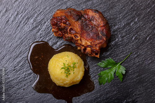 bayerischer Schweinebraten mit Knödel photo