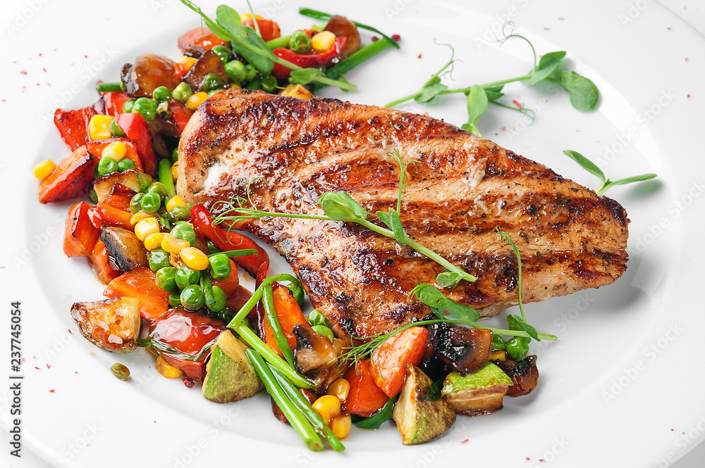 Fried piece of meat with vegetable salad.