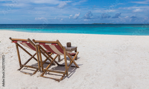 Strandstühle am Strand Atoll Insel Malediven © wsf-f