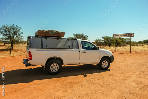 Φωτογραφία Tropic of Capricorn sign in the middle of the african savannah with a roof tent