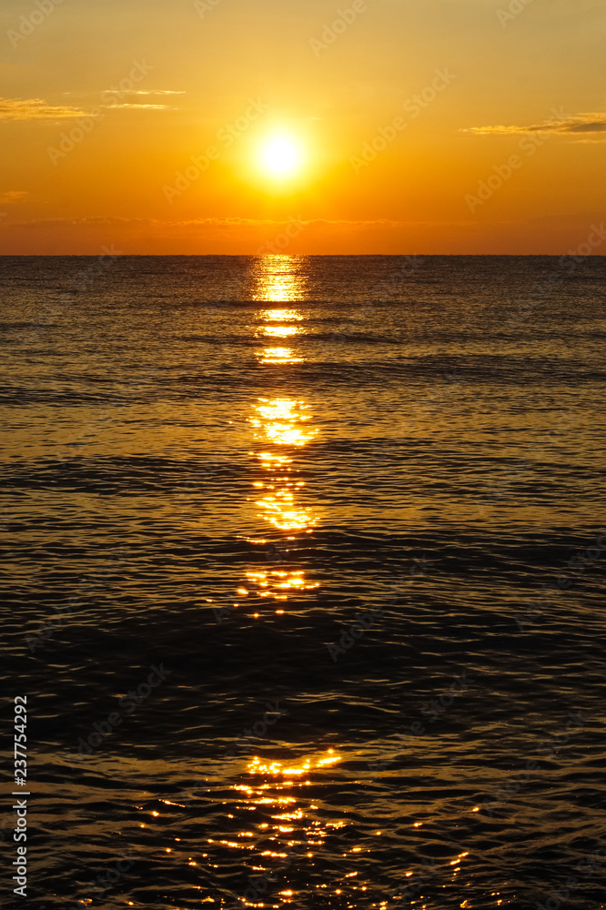 Obraz premium Colorful sunrise sunset above the Aegean sea.