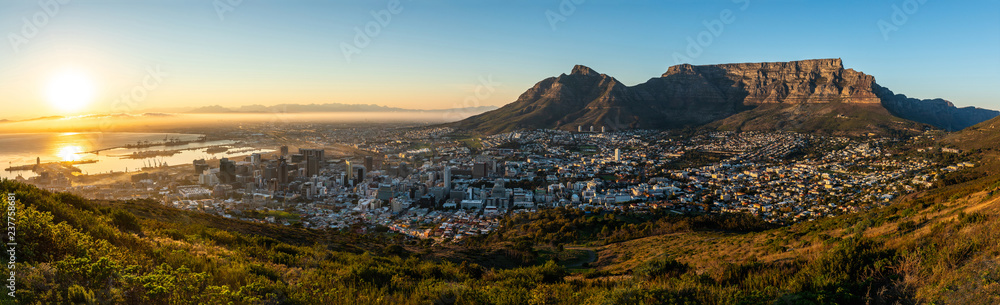 Rare cloudless view on capetown and the table mountain while sunrise.