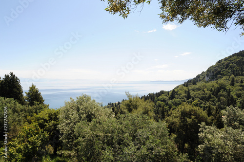 La côte vue depuis les jardins de l'Achilleion à Corfou © arvernho