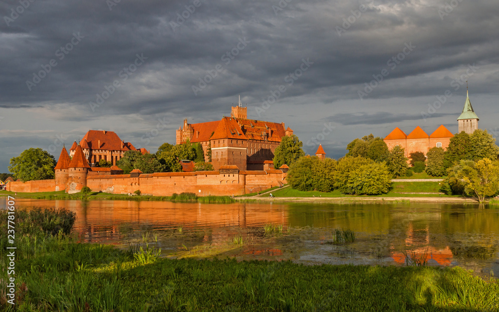 Naklejka premium Marienburg an der Nogat in der Abendsonne; Polen