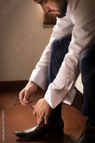 hombre Amarrando zapato con la mano