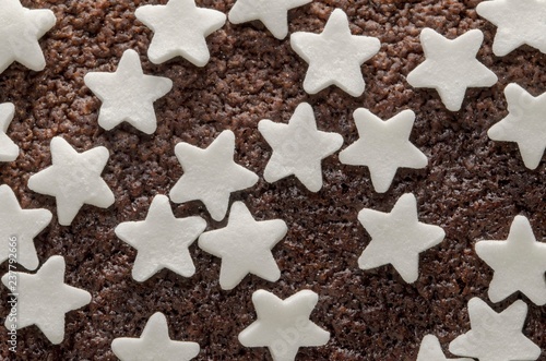 Primo piano della torta al cioccolato con stelle di zucchero