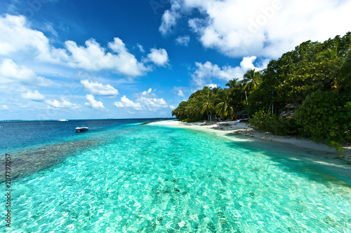 Wundersch  ner Strand mit Riff auf den Malediven