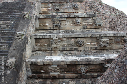 Pirámide de la Serpiente Emplumada en Teotihuacan, México 