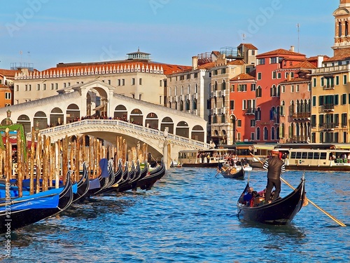 Rialto Brücke in Venedig mit einer Gondel