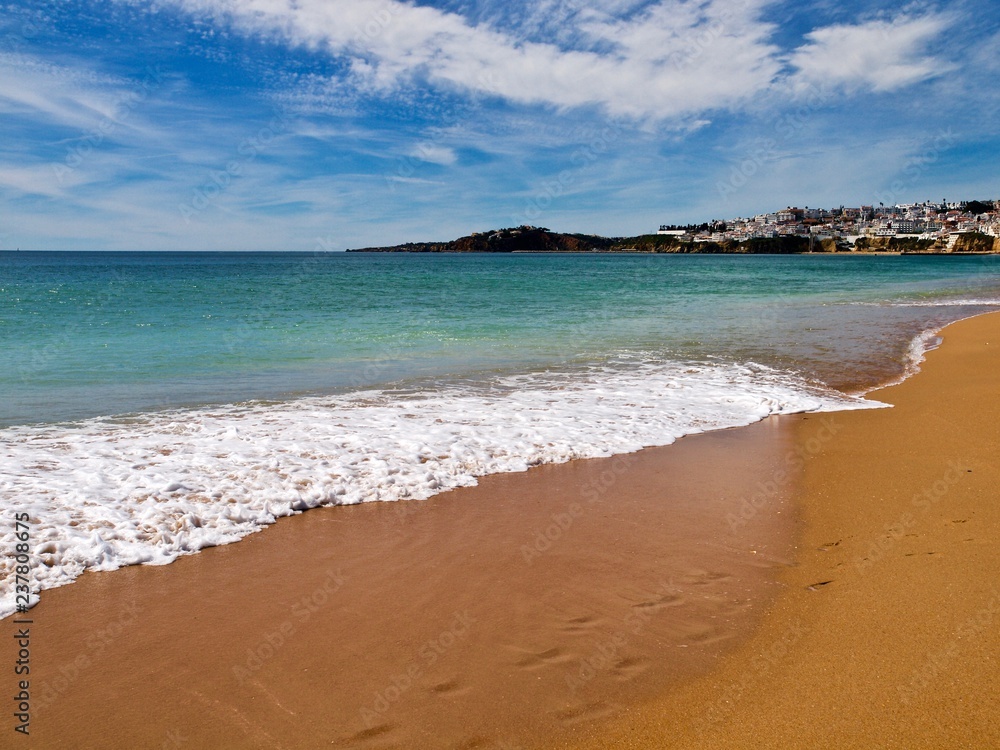 Paradies strand mit feinem roten Sand am tükis farbigen Meer mit Wolken am blauen Himmel Paradies strand mit feinem roten Sand am tükis farbigen Meer mit Wolken am blauen Himmel