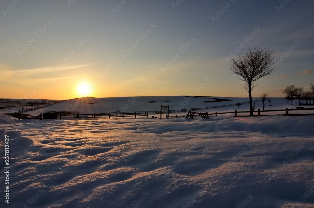 雪原の夕日　北海道