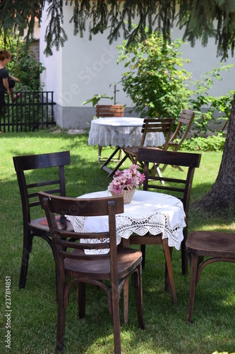 Fototapeta Naklejka Na Ścianę i Meble -  Kawiarenka w ogrodzie
