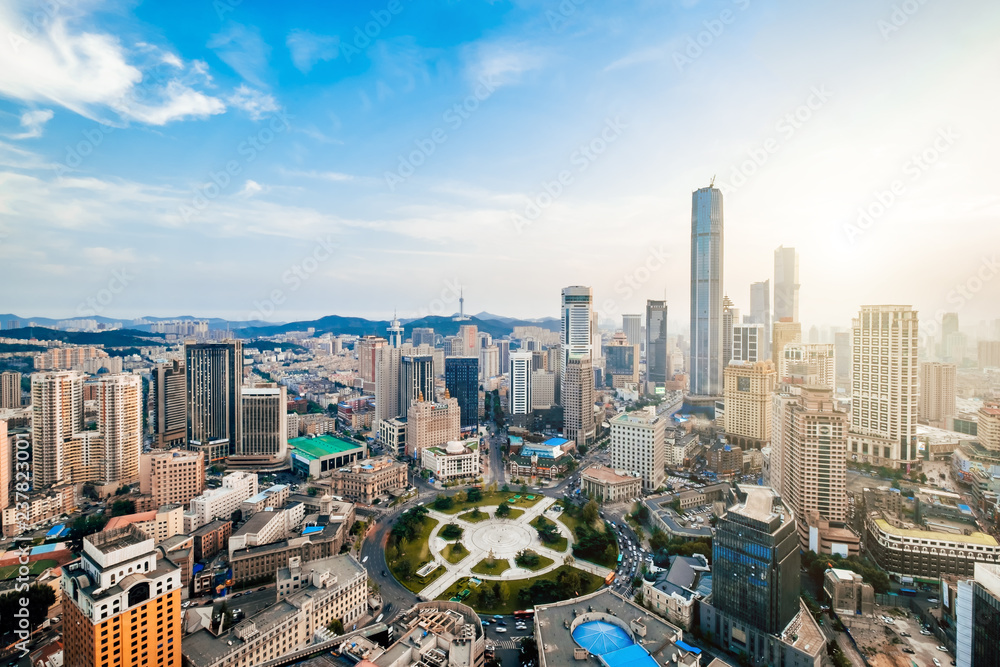 Fototapeta premium Sceneria miejska placu Zhongshan w Dalian, prowincja Liaoning, Chiny