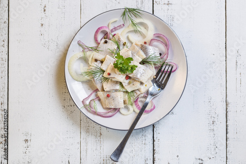 Obraz na płótnie Herring pickle with onion, oil, pepper and dill on plate. w salonie