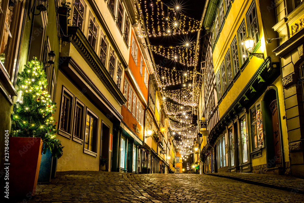Weihnachtlich beleutete Krämerbrücke in Erfurt StockFoto Adobe Stock