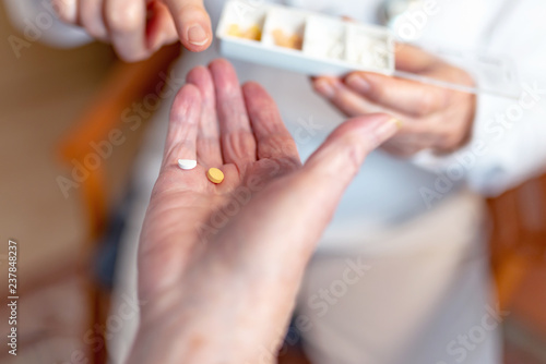 Pflegekraft erklärt Rentnerin die Medikation ihrer Tabletten
