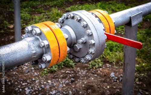 Pipeline with control valve for crude oil