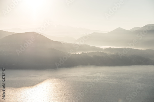 Lago Maggiore in der Morgensonne, Piemont, Italien.
