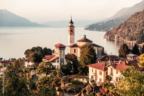 Fotografie Die Kirche Parrocchia San Giorgio in Cannero Riviera  in der Morgensonne, Lago Maggiore, Piemont, Italien