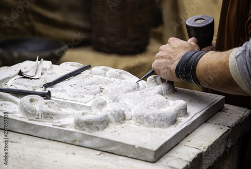 Canvastavla Carving stone in a traditional way